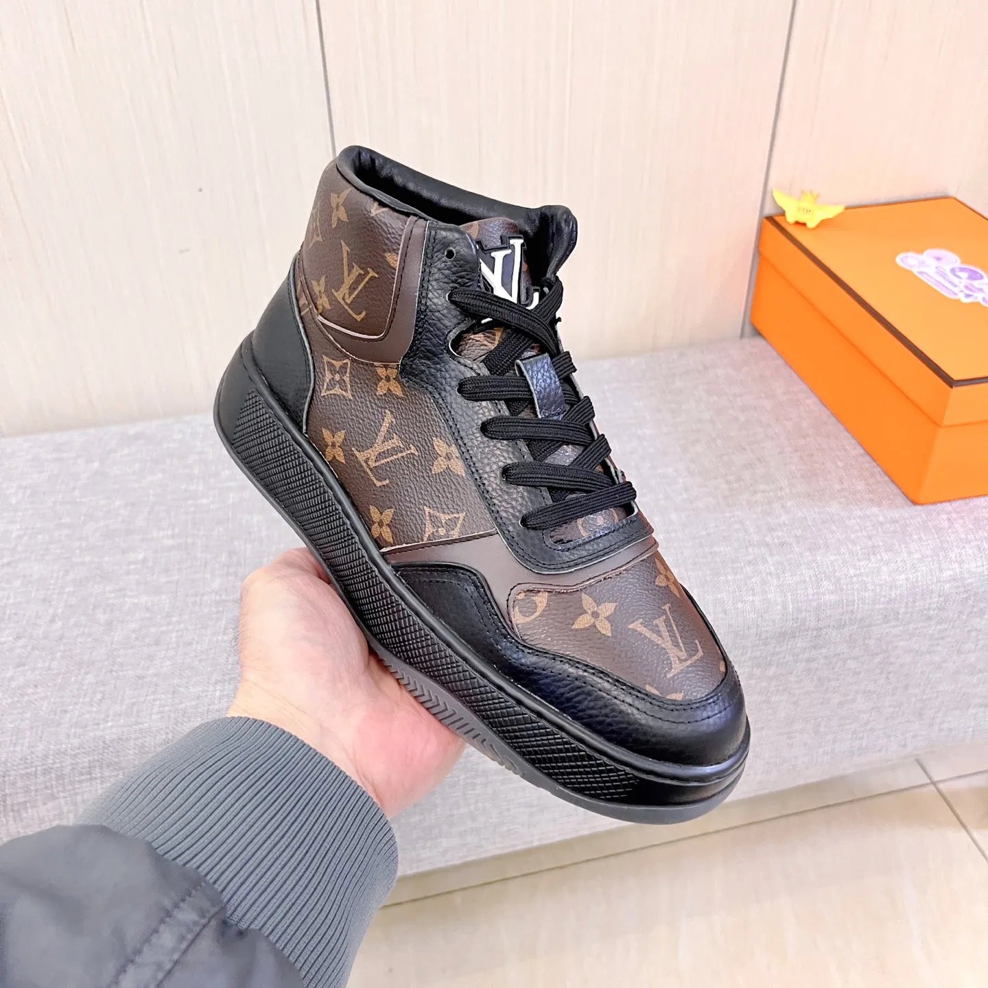 Men's shoes💰 460💰[LV]🔥Louis Vuitton, high-end men's shoes brand, official website 1:1 latest masterpiece: the upper is made of Italian imported first-layer cowhide with a comfortable and breathable lining➕original non-slip and wear-resistant outsole🔥, making walking more convenient and comfortable! An exclusive new model, a stunning work, a beautiful 1:1 replica [color] compared to the official quality! Create a fashionable personality to set off your uniqueness! A must-have for trendy men! Classic🔥Size: 38-44 Color: 🔥 2⃣️colors available🔥